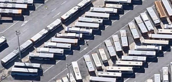 'C'&egrave; da spostare una macchina': e lui li picchia