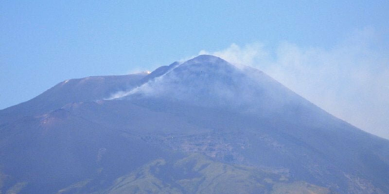 Etna, piccola colata da una nuova bocca