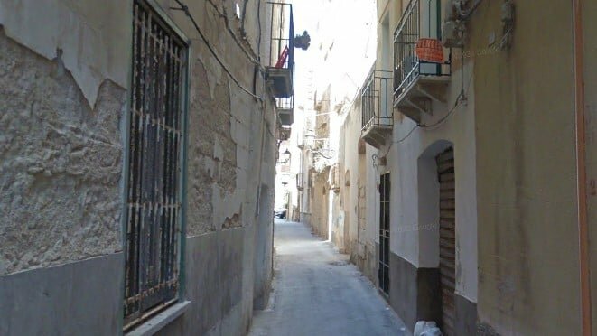 Morto l'uomo accoltellato in un b&b