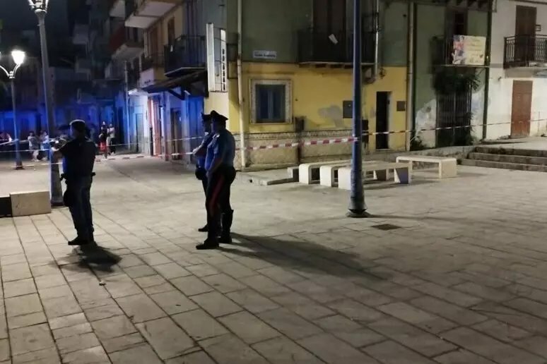 Rissa tra giovani: partono colpi di pistola e coltellate