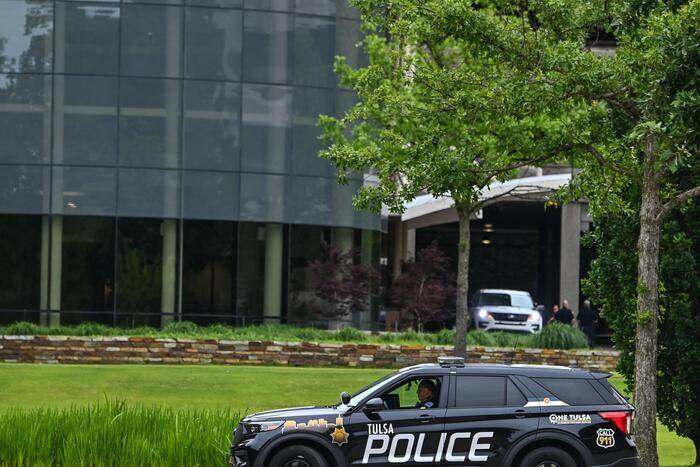 Uccide il medico che l'ha operato e altri tre