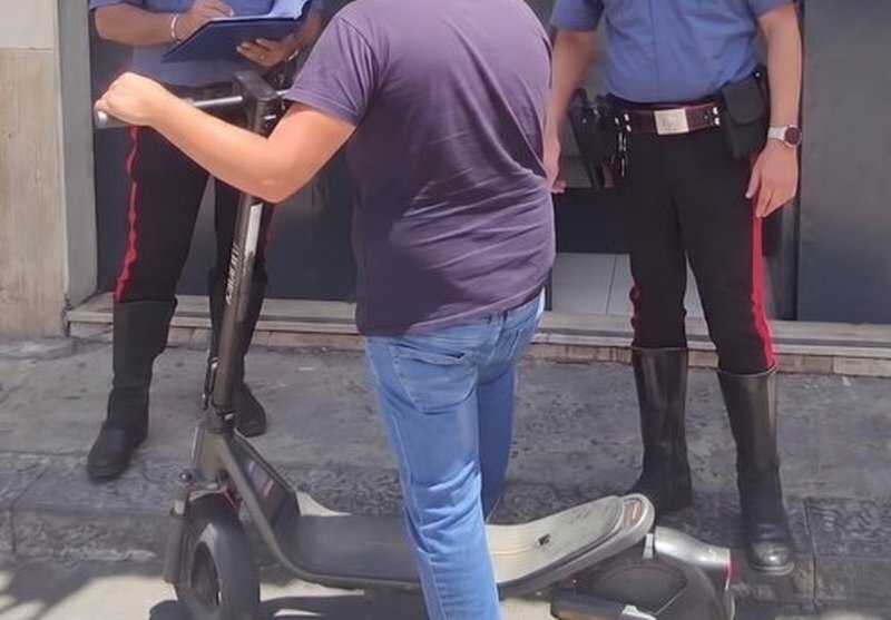 Beccato col monopattino rubato: "L'ho trovato tra i rifiuti" Beccato col monopattino rubato: "L'ho trovato tra i rifiuti"