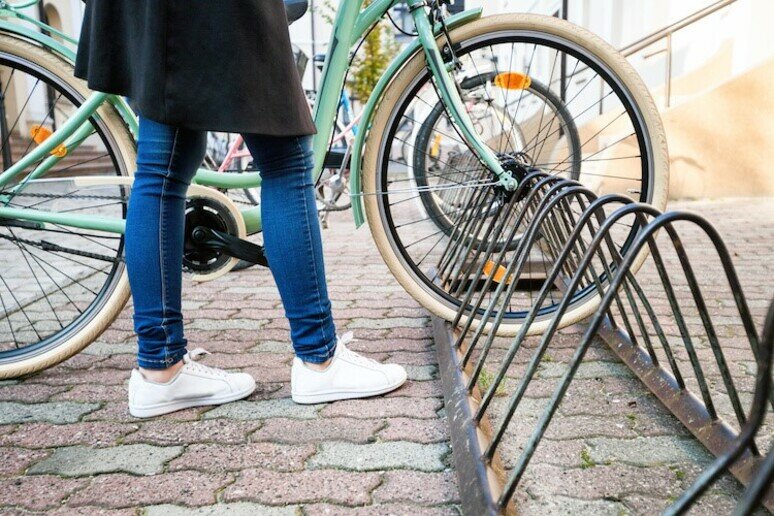 Gira l'Europa in bici, in Sicilia gliela rubano Gira l'Europa in bici, in Sicilia gliela rubano