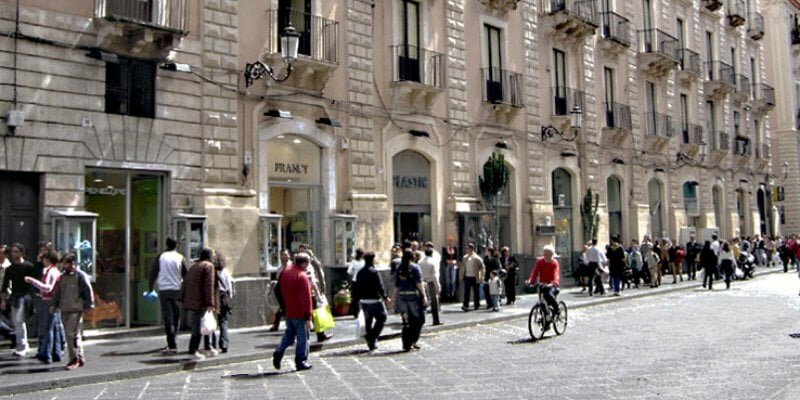 Furto nella gioielleria di via Etnea, poi assale la cassiera che la insegue Furto nella gioielleria di via Etnea, poi assale la cassiera che la insegue