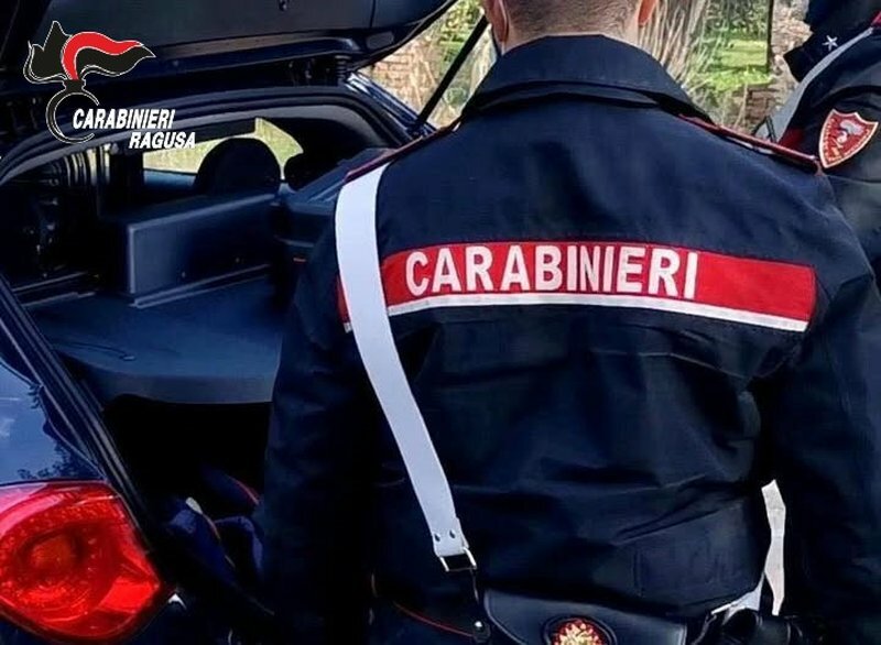 Martello, sedia e vaso contro i carabinieri