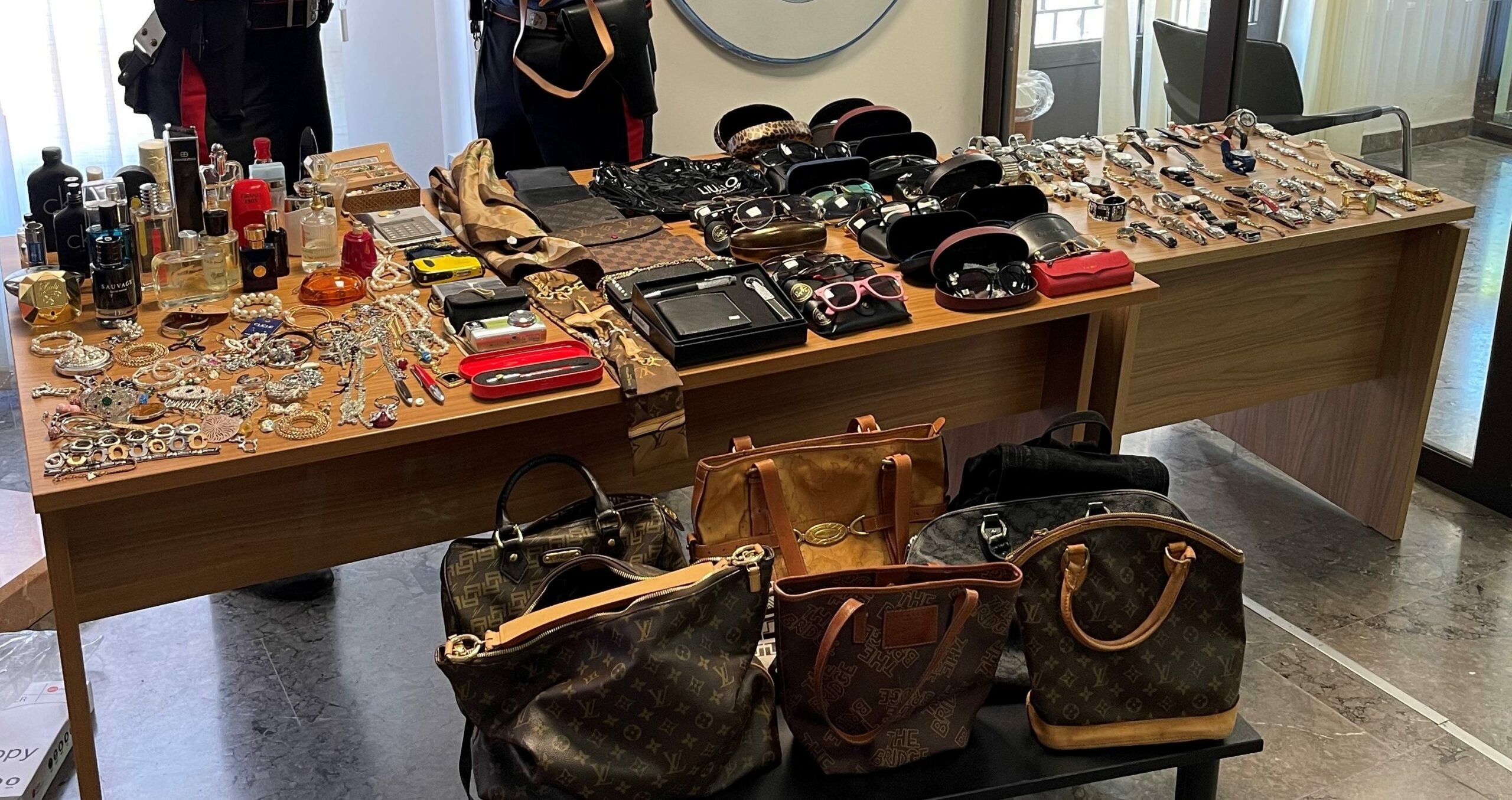 Preso il ladro collezionista di orologi e profumi