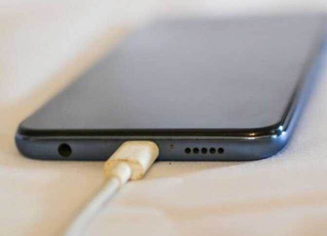 Tenta di strangolare la moglie col cavo del telefono Tenta di strangolare la moglie col cavo del telefono