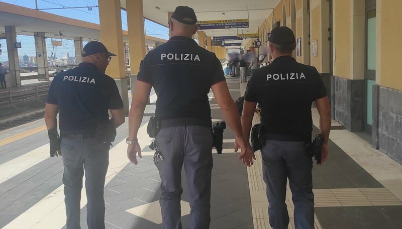 Inseguimento alla scogliera e calci agli agenti: preso