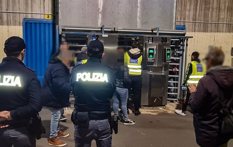 Tifoso col petardo bloccato al Massimino