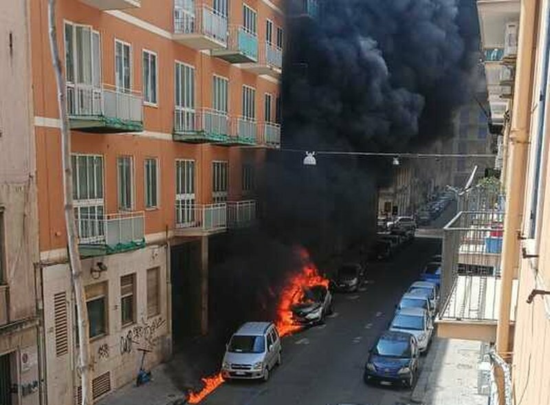 Auto e moto a fuoco: paura in via Coviello