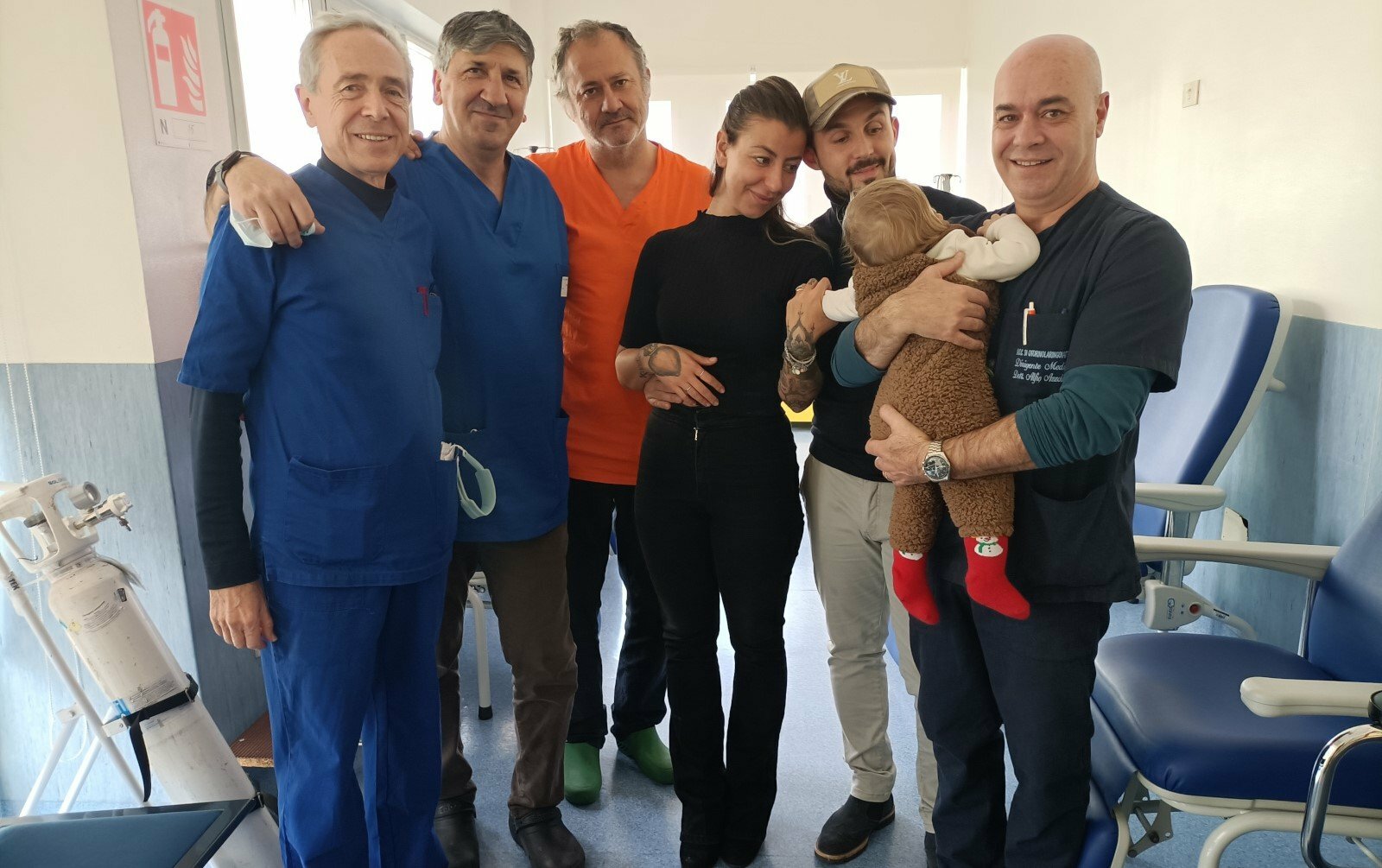 Ingoia pezzo di plastica, salvato bimbo di 8 mesi