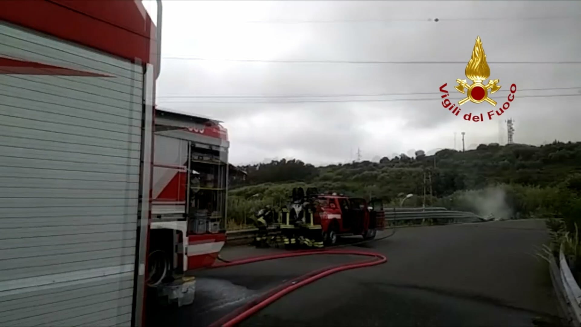 Cisterna vola dal viadotto
