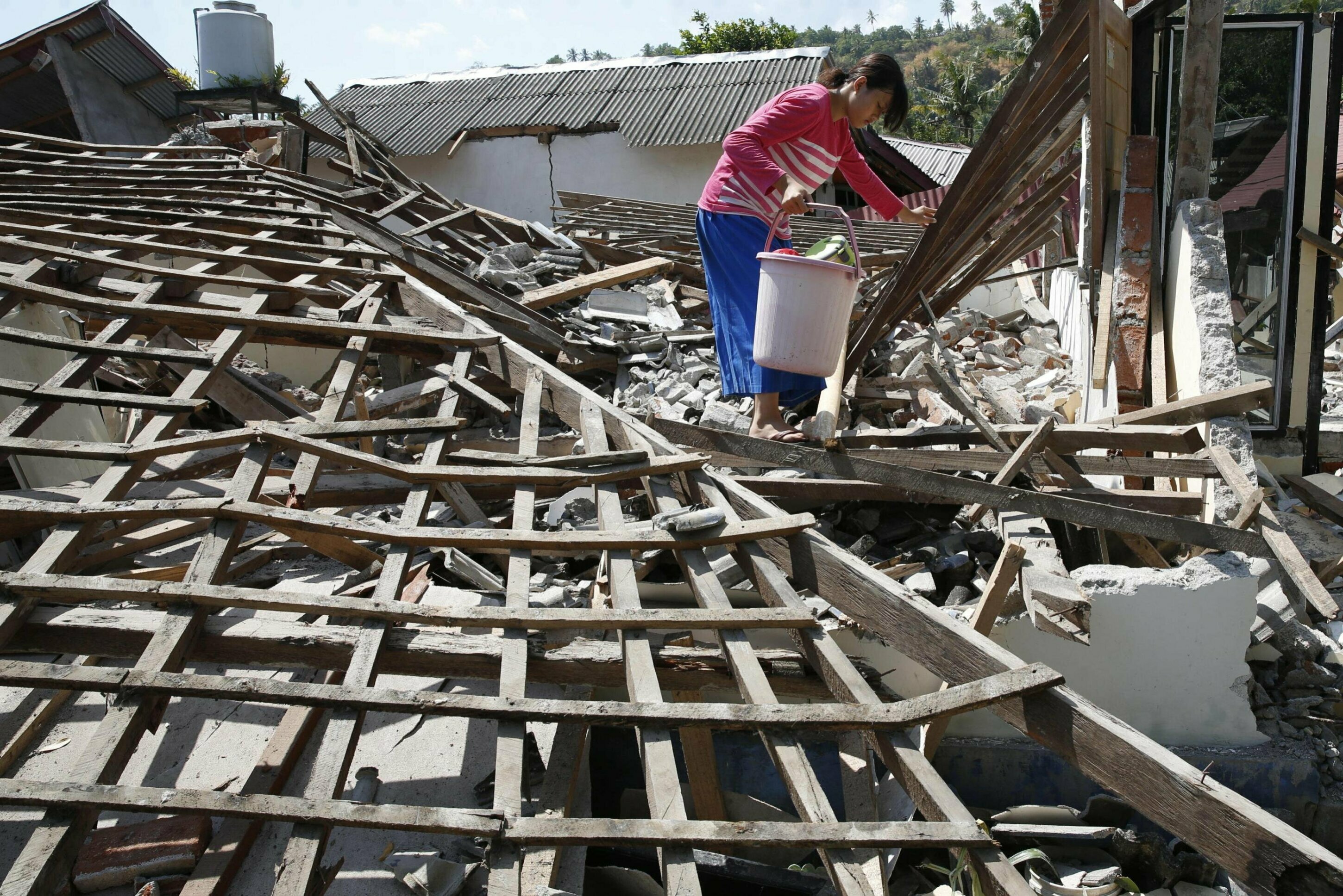 Terremoto 7.7 in Indonesia, 38 morti Terremoto 7.7 in Indonesia, 38 morti