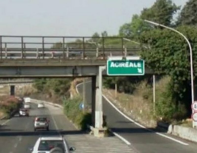 Schianto in moto sulla A18: due persone in ospedale