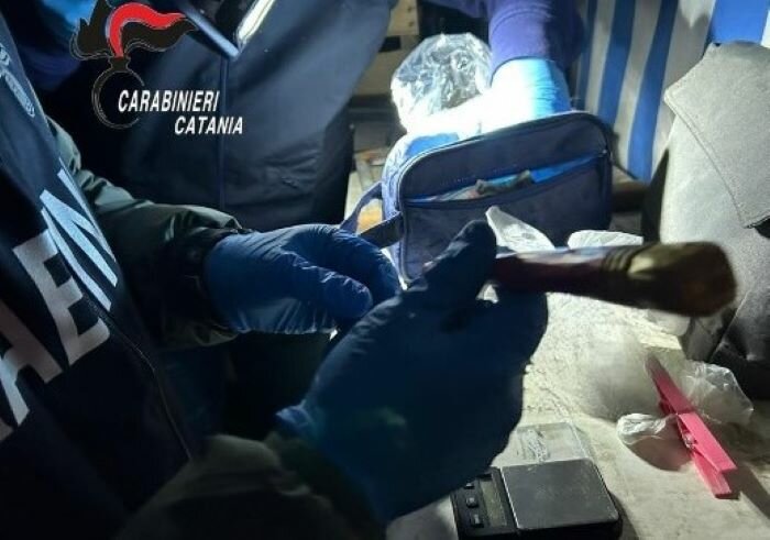 Fa da spola tra casa e i bar di Picanello per spacciare