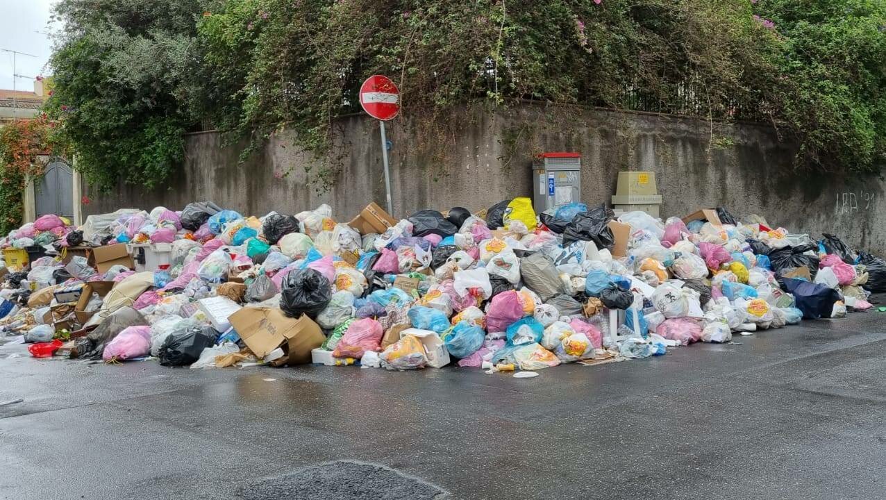 I cumuli di spazzatura sono ancora l&igrave;: e i topi ballano