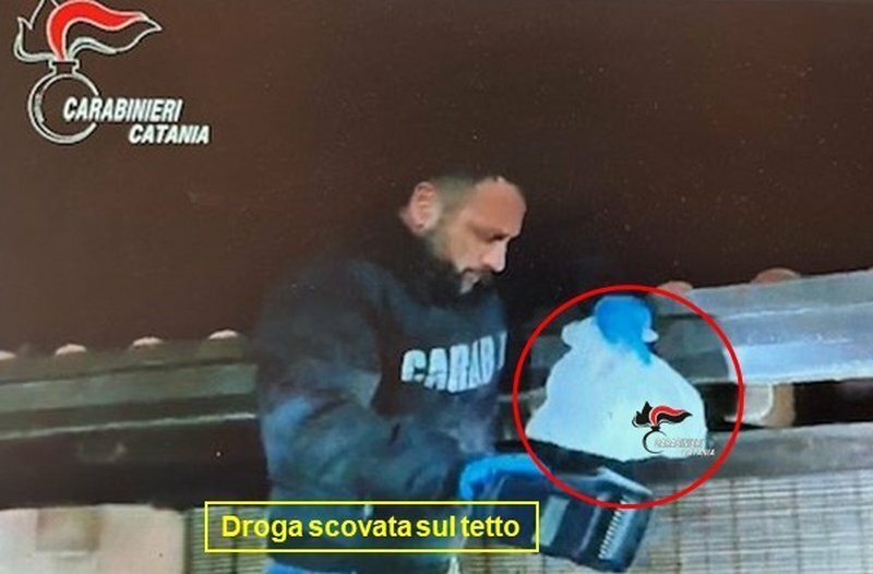 Droga negli slip e sotto le tegole: preso pusher etneo
