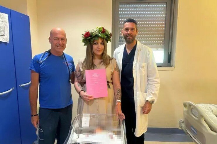 Partorisce e si laurea dalla stanza dell'ospedale Partorisce e si laurea dalla stanza dell'ospedale