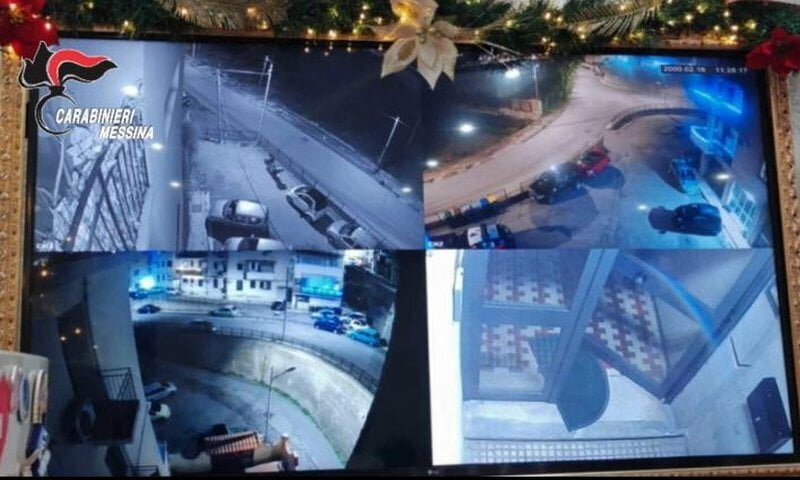 Sorpreso a spacciare nel pianerottolo