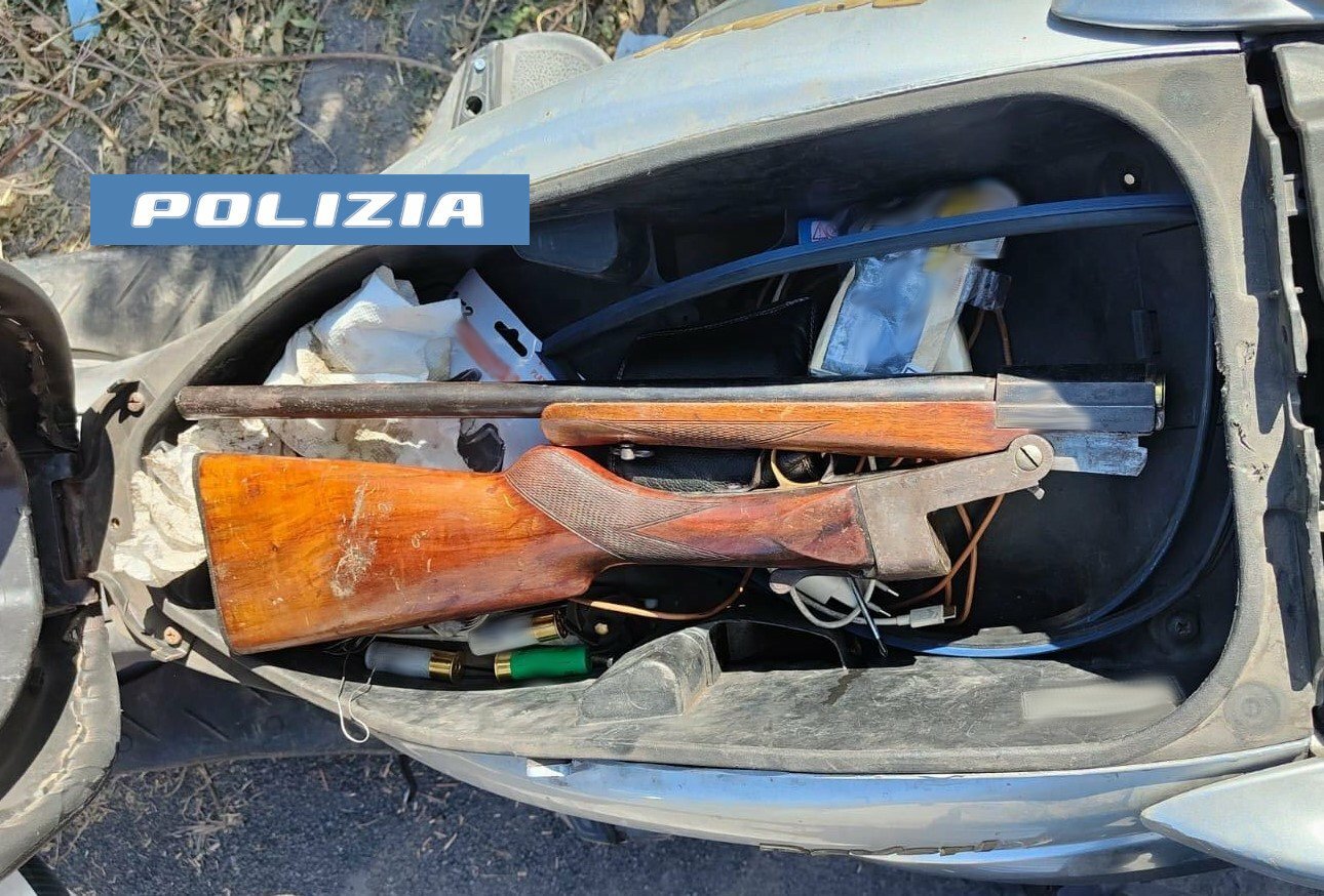 Cantiere blocca la strada, tenta di sparare agli operai