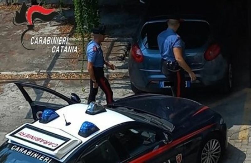 Nascosti dentro l'auto rubata col motore acceso