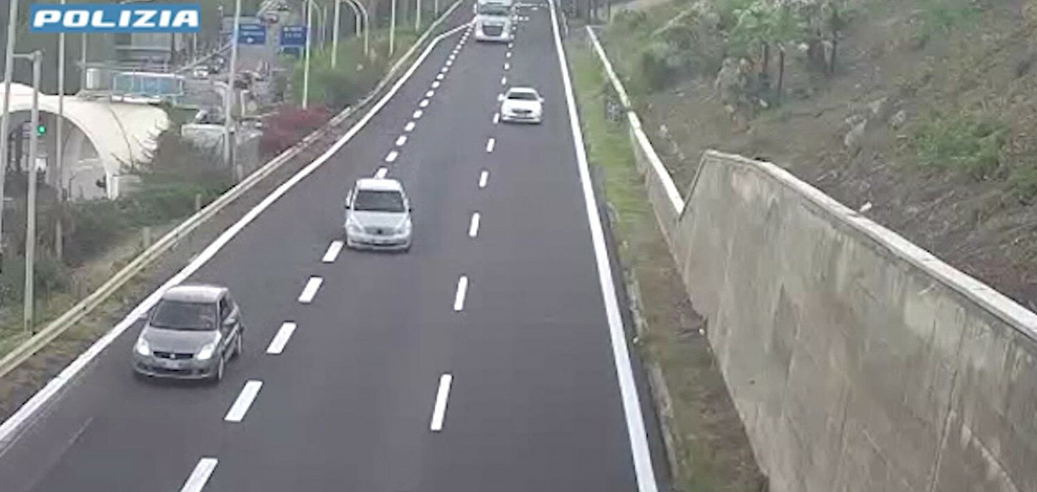 Ubriaca allo svincolo di Taormina, sbanda e si schianta: il video