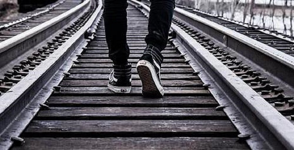 Ragazzo sui binari: il treno lo uccide