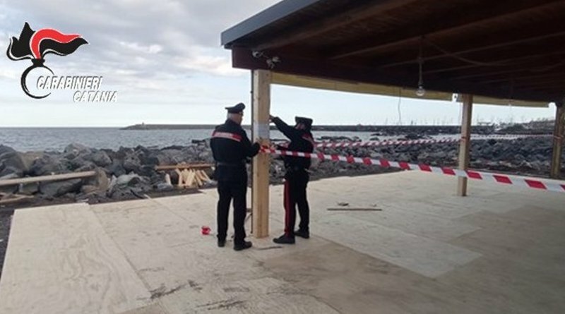 Nel Catanese il ristorante con piattaforma abusiva sul litorale