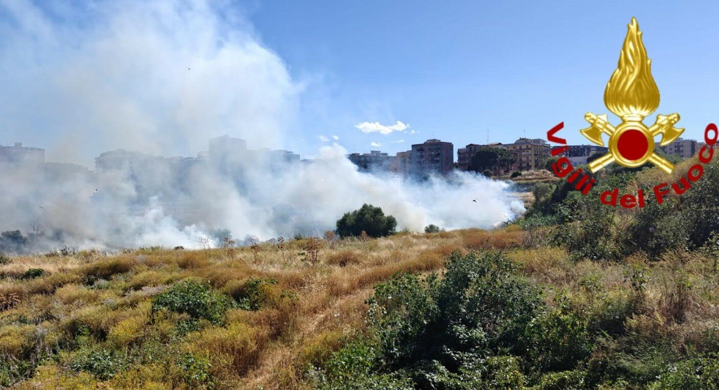 Vento e caldo: Catania brucia, evacuate 10 case
