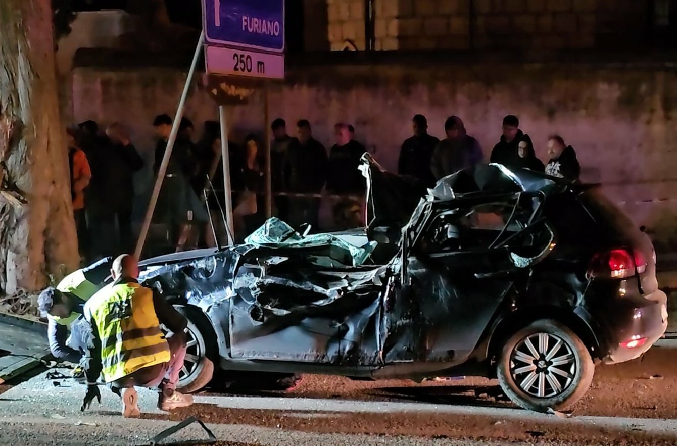 Scontro violento tra auto nel Messinese: due morti