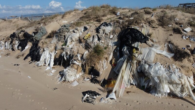 Tonnellate di plastica delle serre in spiaggia ad Acate