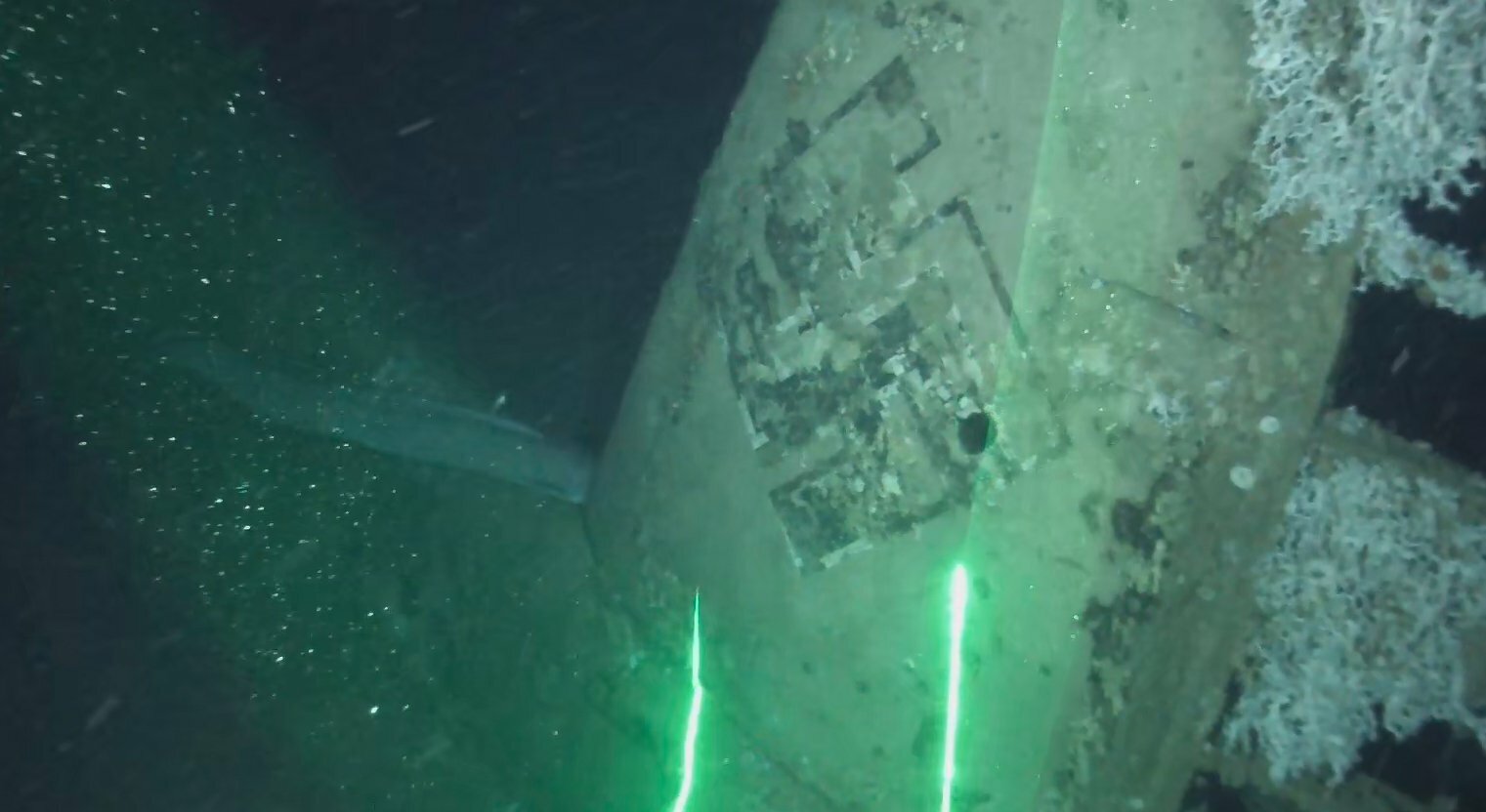 In fondo al mare siciliano spunta una svastica