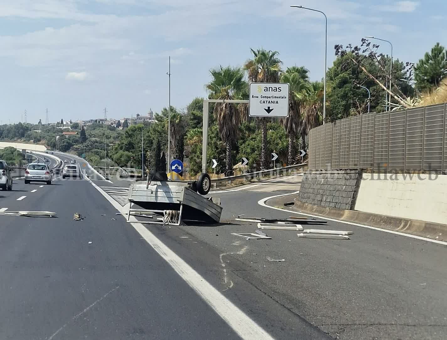 Auto perde rimorchio, traffico in tilt sulla tangenziale di Catania Auto perde rimorchio, traffico in tilt sulla tangenziale di Catania