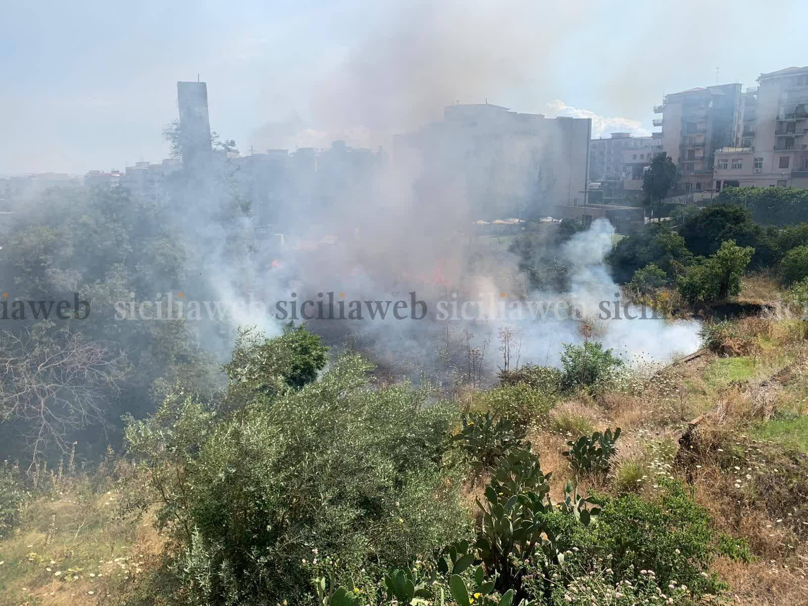 Catania: incendio lambisce le case, panico tra i residenti