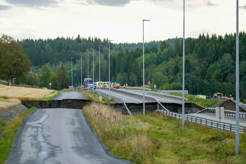 Voragine in autostrada, macchine inghiottite