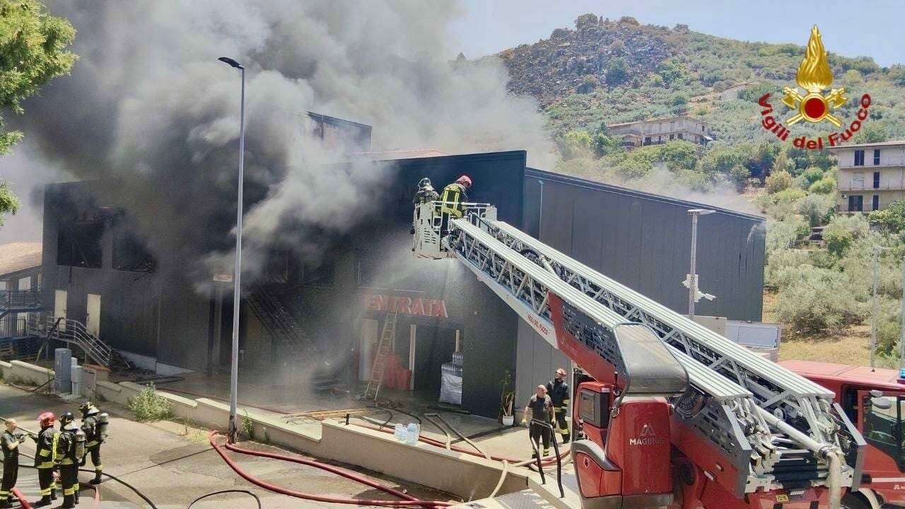 Supermercato in fiamme, paura nel Palermitano