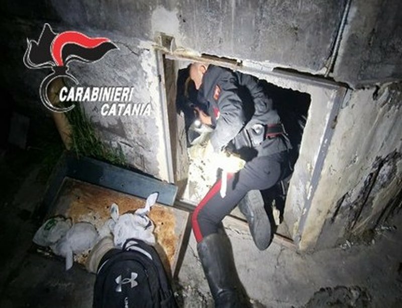 Nel Catanese armi da guerra nel vano blindato sotto il balcone