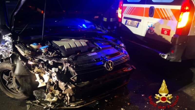 Auto contro ambulanza, feriti medico e infermiera