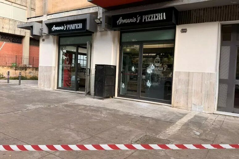 Spari contro la macelleria e il panificio
