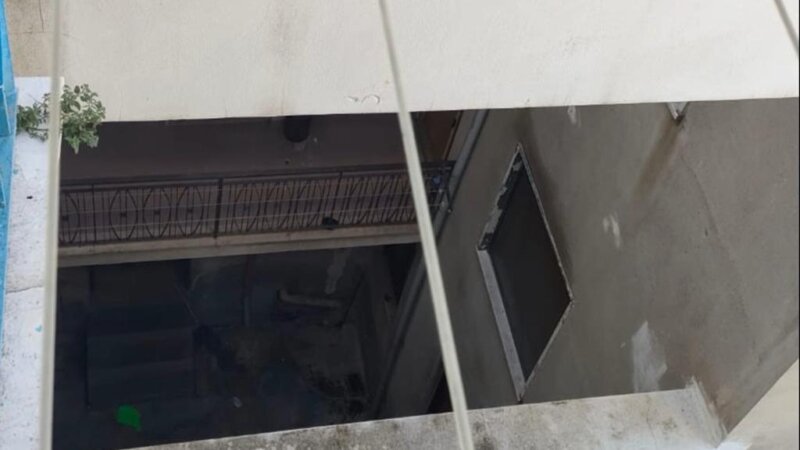 Ragazza cade da un lucernario e muore