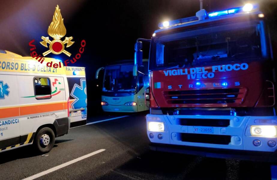 Tir contro bus pieni di migranti, inferno in A1