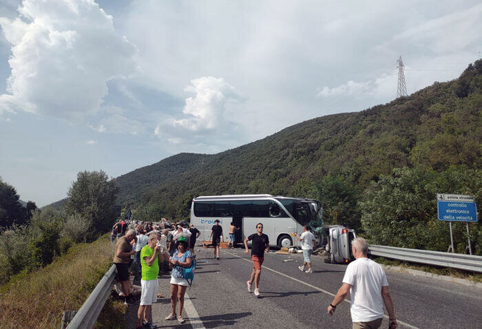 Scontro tra pullman, camper e auto: 6 morti
