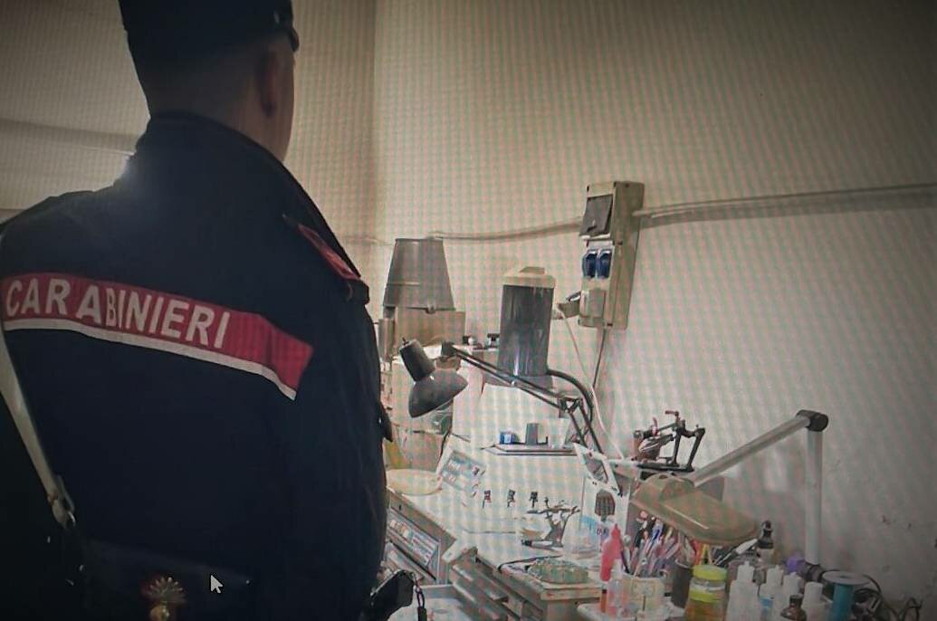 Muffa e sporcizia dal dentista abusivo Muffa e sporcizia dal dentista abusivo