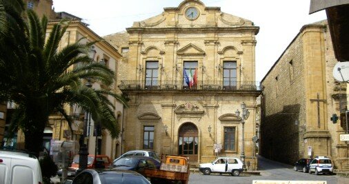 Gli sospendono la pensione, minaccia volo dal municipio