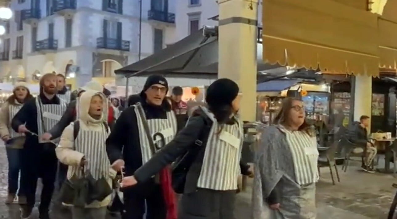 No green pass vestiti come ebrei deportati