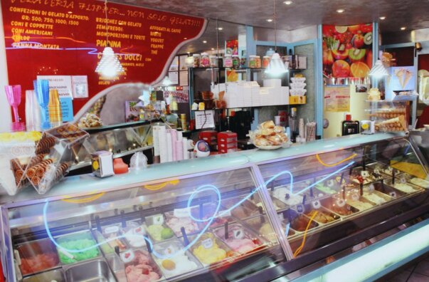 Gelateria prima di ristrutturazione
