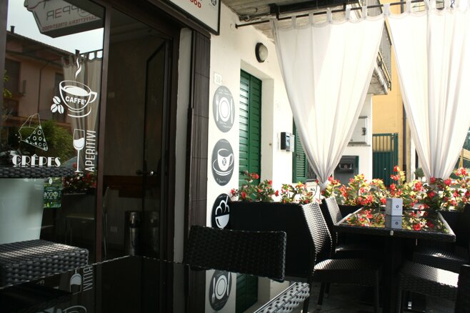 Esterno gelateria con posti a sedere