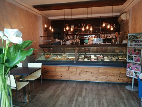 Interno della gelateria con bancone