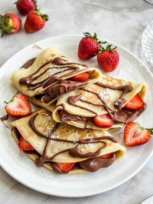 Crepes al cioccolato con fragole e panna
