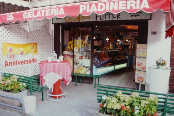 Gelateria prima di ristrutturazione